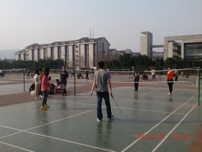 庆快乐节日，强团队体魄——外国语学院学生工作办公室第一届羽毛球赛顺利举行