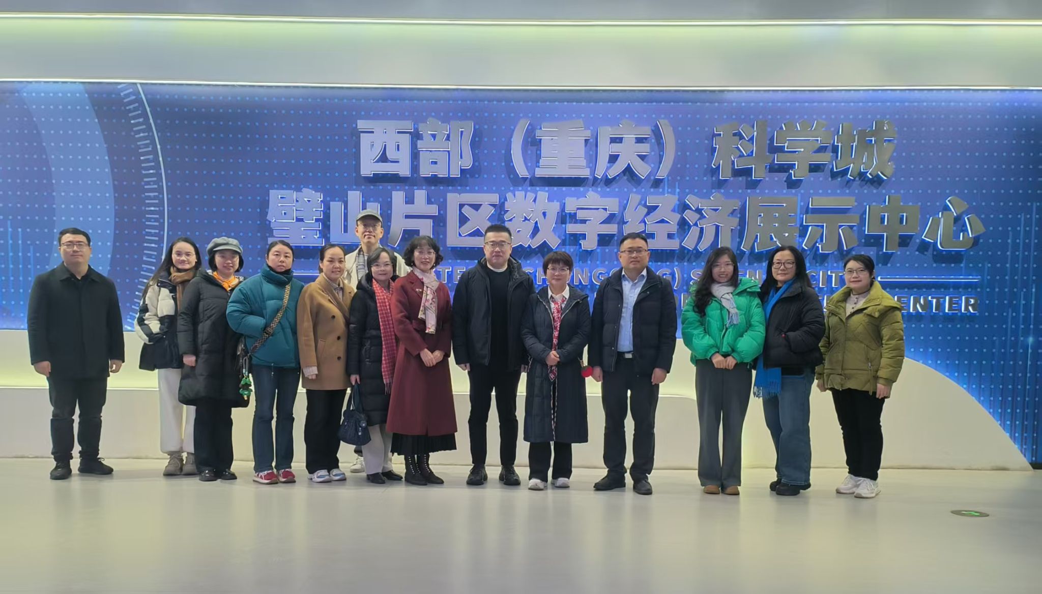 外国语学院开展“数智赋能·同心共育”参观交流活动