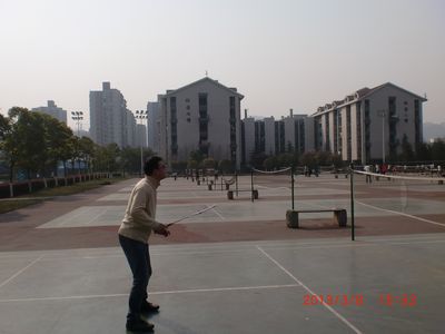 庆快乐节日,强团队体魄——外国语学院学生工作办公室第一届羽毛球赛顺利举行